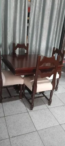 vender um jogo de mesa de cadeira de madeira