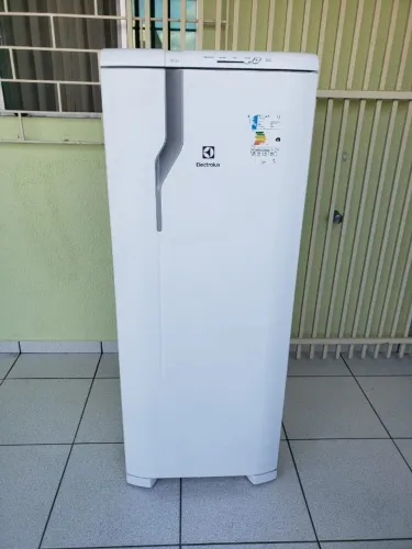 Oportunidade Geladeira Electrolux Com Degelo Semi Nova  Entrego e Aceito Cartão  