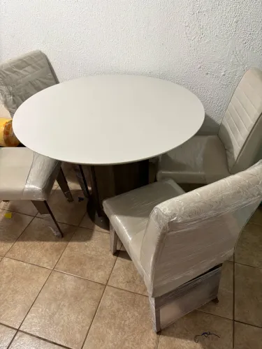 Mesa com 4 cadeiras