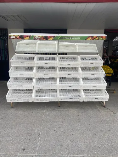 Expositor de hortifruti impecável.