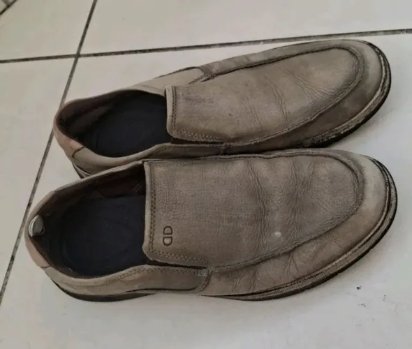 Par de sapatos masculinos marca democrata numero 42