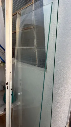 Janelas, porta de ferro e vidros de box usados