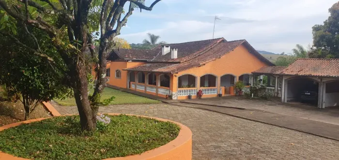 Sítio com 3,2 ha casa 4 dorms. sendo 2 suítes em Coinceição dos Ouros - MG