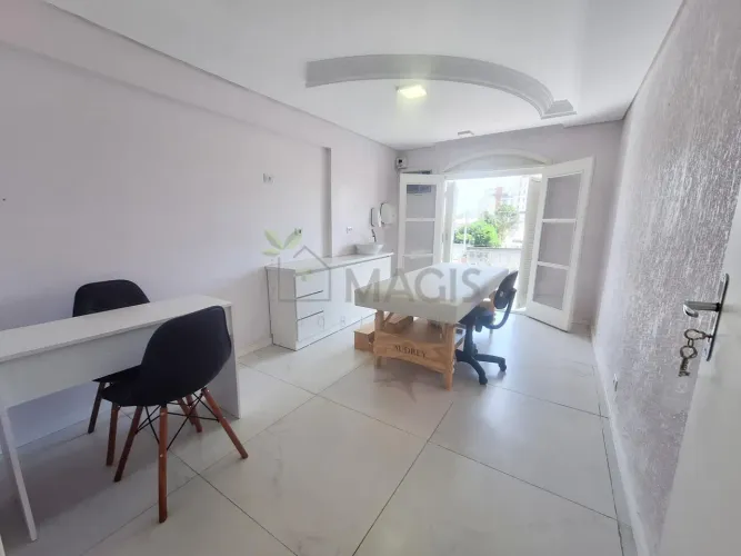 Sala Equipada com Maca e Cadeiras para Locação no Centro Clínico Lenuve | R 1.400