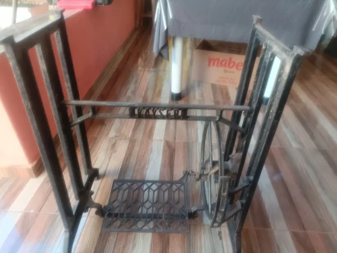 vende se pé de máquina de custura ferro