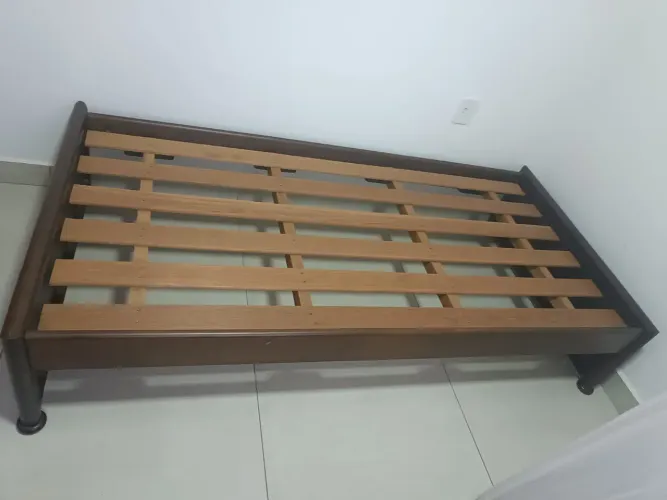 Vendo cama de solteiro em madeira tratada anti cupim