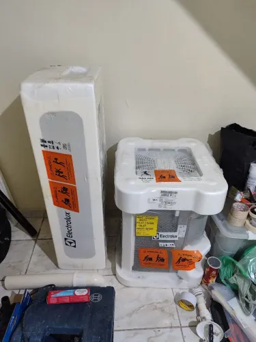 Ar condicionado split Eletrolux 18000 BTU no plástico.