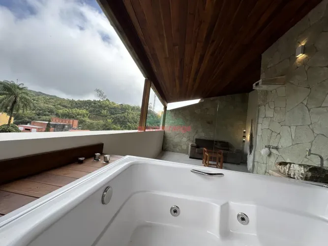Apartamento de 135 m² na cobertura, varanda com ofurô e cascata com vista para o