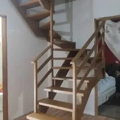 Escada em madeira de Lei beneficiada Tipo U 