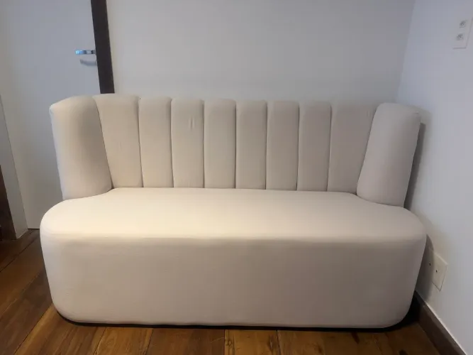 Sofá/banco estofado 1.60m em veludo branco