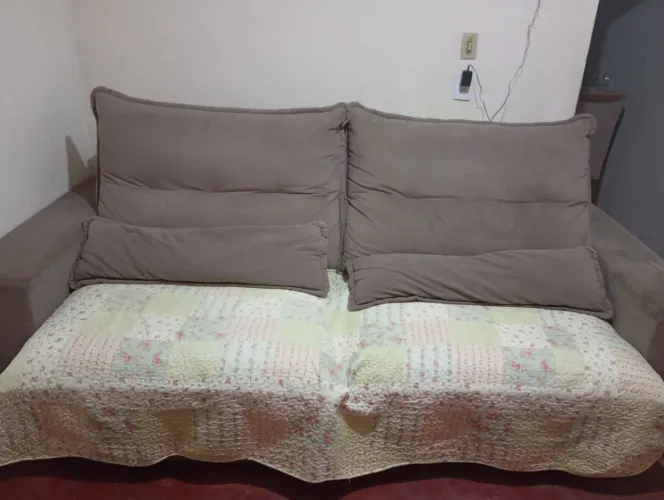 Vendo sofá cama, motivo estou me mudando pra uma casa menor e não vai caber lá