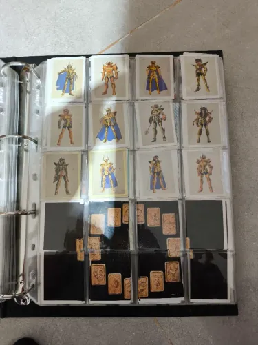 Álbum de figurinhas os cavaleiros do zodíaco com vazio com todas soltas para colar