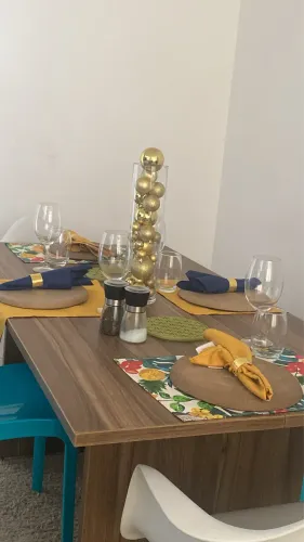 Mesa de madeira 6 lugares e dobrável! Vira bancada!