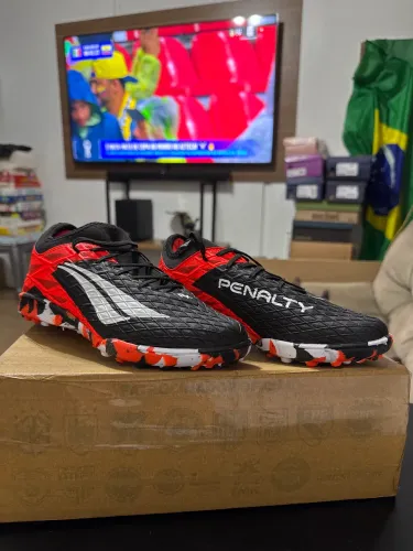 Chuteira penalty preto e laranja nova na caixa tamanho 36