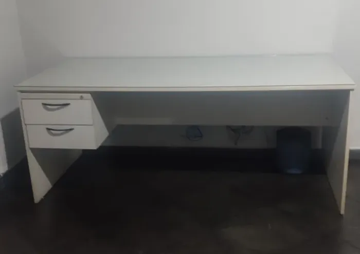 Mesa escritorio novinha - 180 x 80  - Preço desapego