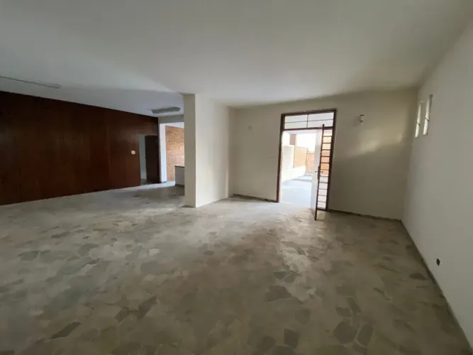 Imóvel para aluguel tem 650 metros quadrados com 4 quartos em Centro - Taubaté - SP