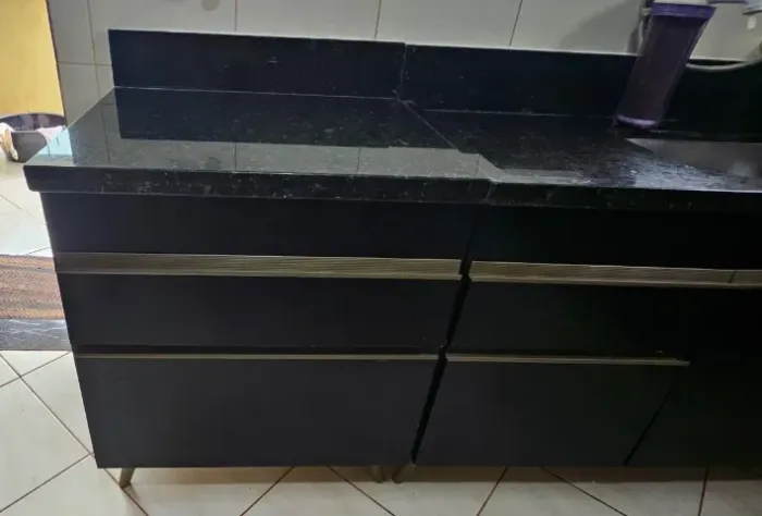 Pia e balcão com tampos de granito e cuba (4 portas e 2 gavetas) + Espelhos em granito