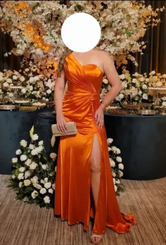 Vestido longo elegante para festa! Importado, em cetim, único uso, sem mangas, com fenda.