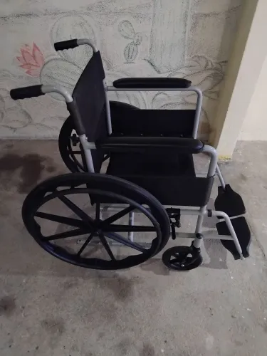 Vendo cadeira  de rodas novinha, um mês  de uso
