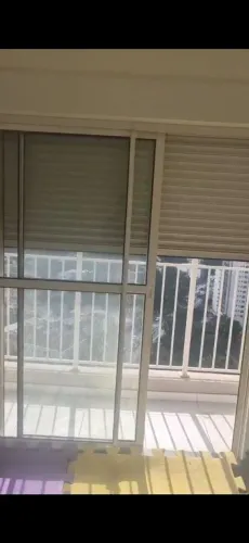 Porta correr vidro com persiana integrada.