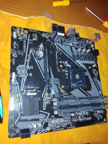 Placa mãe GIGABYTE 520M