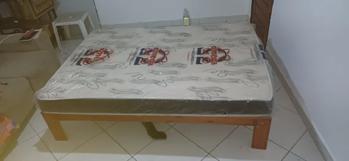 Cama Casal + Colchão 1,88m x 1,38m x 0,35m