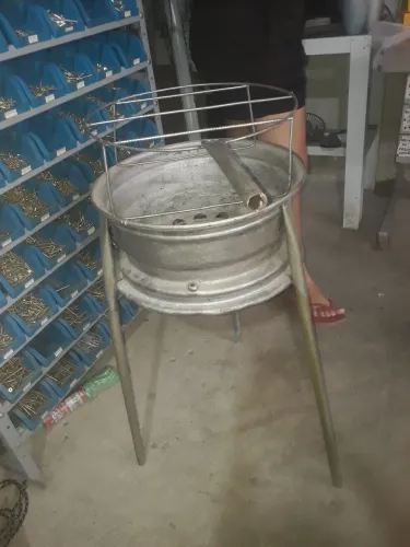 Churrasqueira aconpanhada com grelha de aço galvanizado.