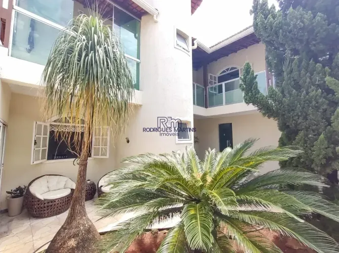 Casa à venda com 03 quartos no bairro Glória