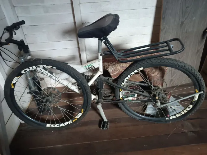 Vendo uma bicicleta para reparo.quadro raro!