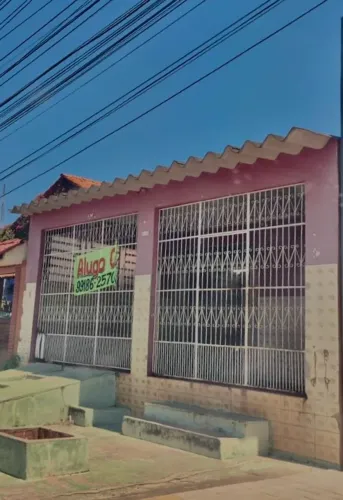 Alugo casa com excelente localização 