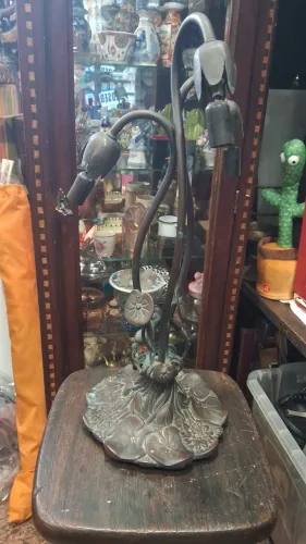 Esta é uma luminária de mesa de bronze em estilo Art Nouveau 50 cm