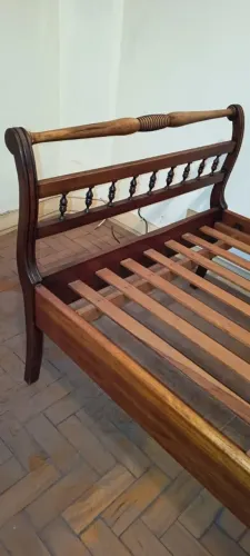 Cama de solteiro e mesinha de cabeceira