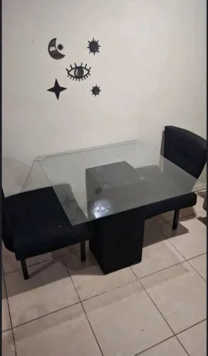 Mesa com tampo de vidro com 4 cadeiras