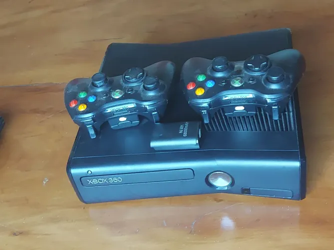 Xbox 360, com 2 ConnectX 2 controles originais, porém a fonte original está queimada.