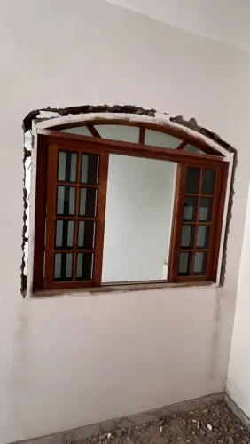 Janela de Madeira com Vidros - Usada em Bom Estado