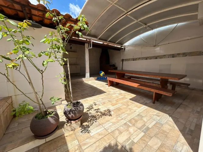 Casa à venda em Castelo, BH  3 quartos, 1 suíte, 2 vagas, acabamento em madeira maciça