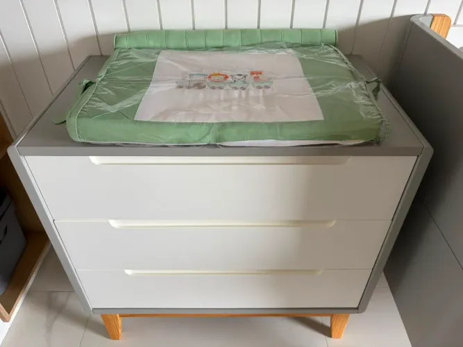 Cômoda Cinza (modelo cômoda Bô 3 gavetas cinza e branco)