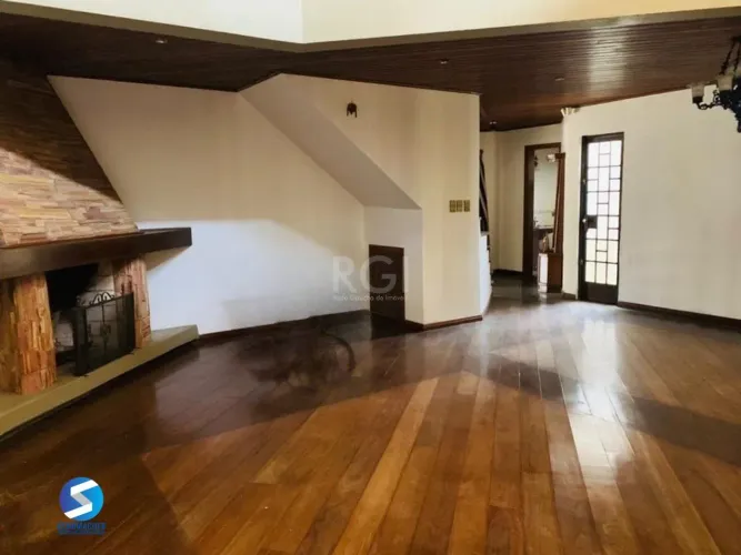 Encantadora residência com 03 dormitórios sendo 01 suíte e piscina.