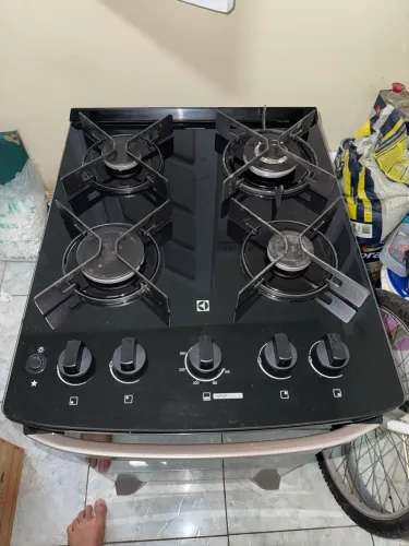 Fogão Electrolux Vaporbake preto - 4 bocas - Mesa em vidro temperado