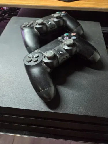 PS4 Pro 1TB + 2 Controles + 3 Jogos (mídia física)