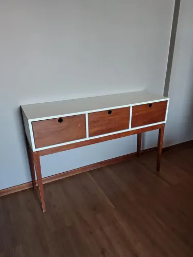 Aparador em MDF Branco com Madeira Maciça - 3 Gavetas