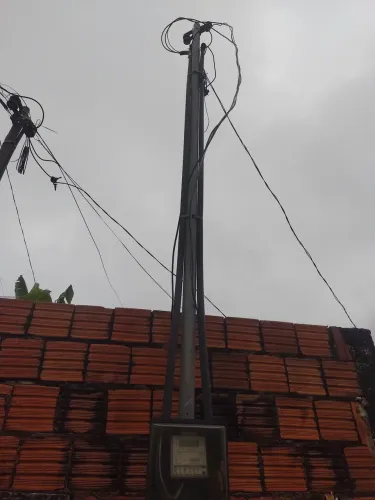 Poste de luz bifásico