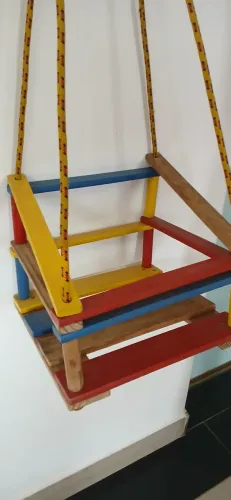 Balanço infantil de madeira 