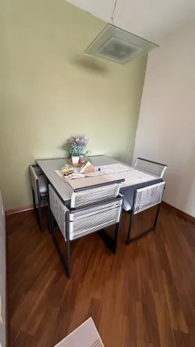 MESA 4 LUGARES + CADEIRAS TOKSTOK COR CINZA E PRETO