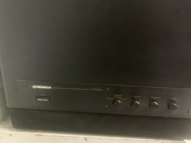 subwoofer ativo da marca Pioneer, especificamente o modelo S-W100
