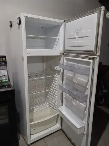 Vende-se geladeira