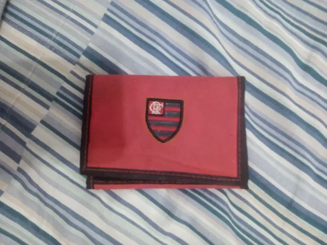 Vendo carteira vermelha do flamengo usada porém em bom estado.
