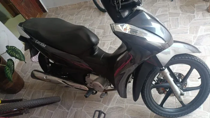 Moto biz utilizado somente pela única dona.