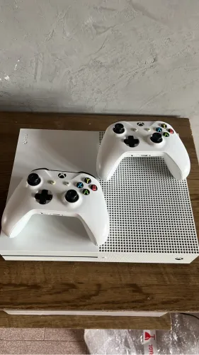 Xbox one s 1tb + 2 controles