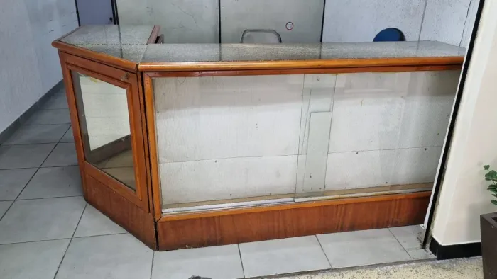 Vitrine/ balcão em madeira